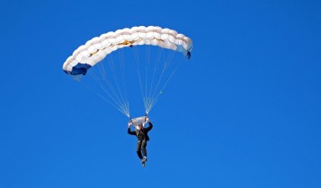  爱游戏官网：主帅暴怒抨击裁判执法！前巴萨守护神佩尼亚血染赛场，皇马争议进球改写战局