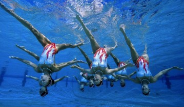 爱游戏：体育早报，59万人小国的荣耀时刻—苏里南游泳健儿世锦赛夺金创历史